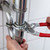 vízvezetékszerelő · javít · mosdókagyló · franciakulcs · közelkép · vízvezeték-szerelők - stock fotó © AndreyPopov
