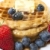 朝食 · フルーツ · クローズアップ · イチゴ · ブルーベリー · バター - ストックフォト © dehooks