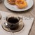 乳蛋糕 · 咖啡 · 黑咖啡 · 木桌 · 質地 · 早餐 - 商業照片 © homydesign