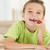 食べ · イチゴ · リビングルーム · 笑みを浮かべて · 子供 - ストックフォト © monkey_business