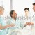 asistentă · tensiune · arteriala · pacient · medici · aşteptare - imagine de stoc © nyul