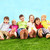 relaxare · copii · grup · fericit · iarbă · împreună - imagine de stoc © pressmaster