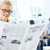 donna · giornale · ritratto · felice · femminile · lettura - foto d'archivio © pressmaster