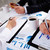 graphiques · graphiques · mains · gens · d'affaires · affaires · papier -  © pressmaster
