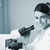 vrouwelijke · onderzoeker · werken · microscoop · jonge · chemie - stockfoto © stokkete