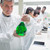 化學家 · 燒杯 · 綠色 · 液體 · 忙碌 - 商業照片 © wavebreak_media