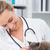 dierenarts · onderzoeken · kitten · glimlachend · vrouwelijke · kliniek - stockfoto © wavebreak_media