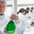 化學家 · 微笑 · 燒杯 · 綠色 · 液體 - 商業照片 © wavebreak_media