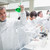 化學家 · 燒杯 · 綠色 · 液體 · 忙碌 · 實驗室 - 商業照片 © wavebreak_media